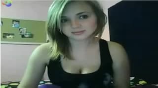 incroyable de voir une aussi jolie teen à poile