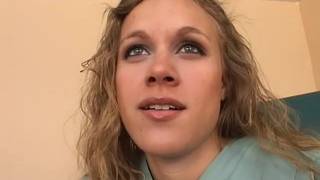 Elle se masturbe dans le cabinet du gynéco