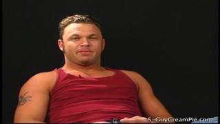 Ashley More se fait défoncer dans un gang bang