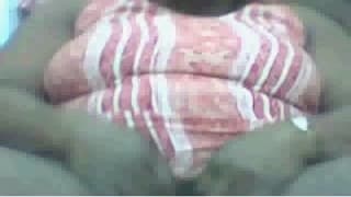 Elle expose ses gros nichons et sa chatte