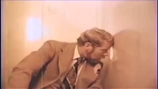 Il suce une queue qui sort d'un glory hole