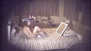 Il planque une caméra pour espionner sa copine