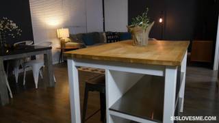 Elle fait gicler cette bite dans sa bouche