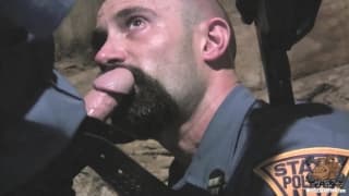 Il suce la grosse queue de son collègue