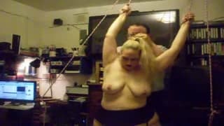 Elle aime être attachée pour se faire basier