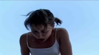 Elle profite du beau temps pour se masturber