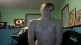 Devant sa webcam, elle s'amuse bien