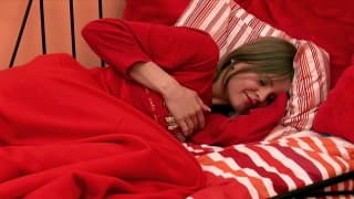 Dès le réveil, elle commence à se masturber