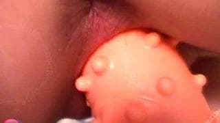 Une cochonne se masturbe avec un jouet