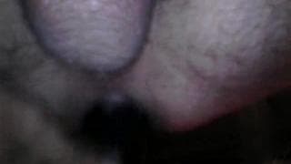 Un gay s'enfonce des objets dans le cul jusqu'à éjaculer
