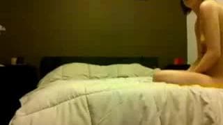 Belle blonde sexy qui s'amuse avec son mec