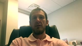 Sur le plumard il va la faire jouir !