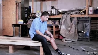 La brunette du jour a trouvé une belle poutre