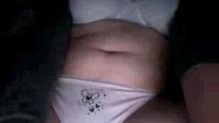 Exhibition et masturbation d'une brunette