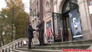 Une fille du quartier rouge d'Amsterdam