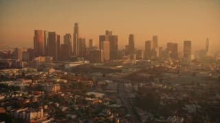 Violet va enseigner le sexe à son demi-frère