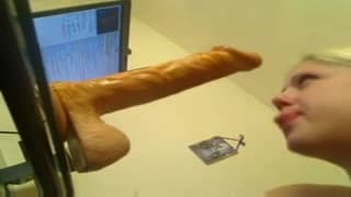 Madame s'entraîne à lécher profondément !