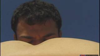 Cette homme se prend une main dans le cul