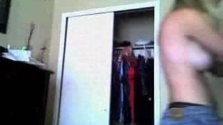 Femme séduisante qui teste des fringues