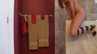 Une bombasse se trémousse devant sa webcam