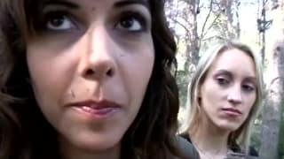 Il encule une jolie brune sexy au bord de l'eau