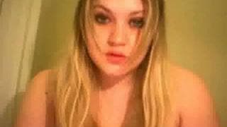 Blonde avec une poitrine généreuse à voir