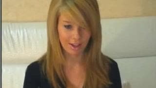 Une petite blonde nous fait un striptease