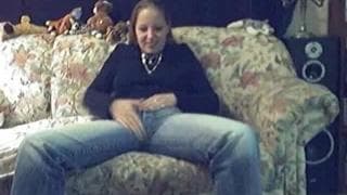 Striptease devant sa webcam, car elle adore ça