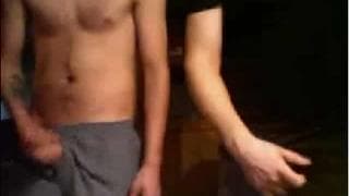 Deux gay amateurs se branlent devant la webcam