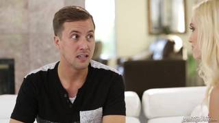 Alex Grey déguste la queue de son voisin