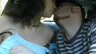 Tanya taille une pipe dans la voiture