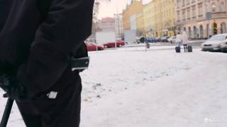 Deux copines veulent se taper un flic.