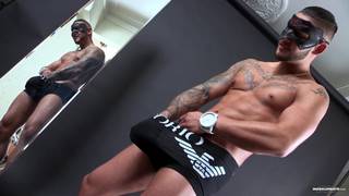 Un mec masqué se branle devant le miroir