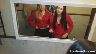 Deux jolies salopes vont se taper ce mec