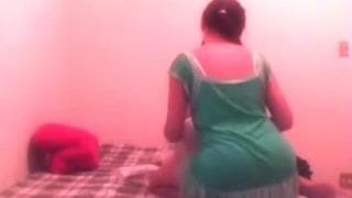 Couple bien chaud baisant devant la webcam