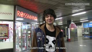 Un mec à la recherche de jeunots à baiser