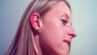 Une blondasse qui semble adorer les sucettes