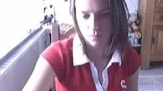 Jeune femme grave séduisante à admirer