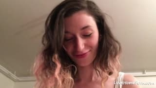 Cette femme cochonne a une petite vulve poilue