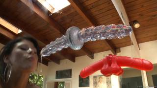 Amusement fétichiste ! Etouffe-moi avec ton gode !