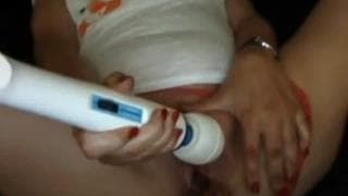 Un bon gros vibro pour qu'elle jouisse