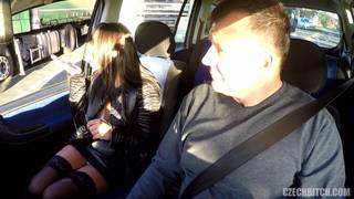 Il la baise comme il faut dans la voiture