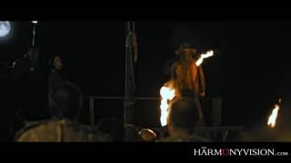 Les cow-girls profitent d'un plan à trois avec cet homme