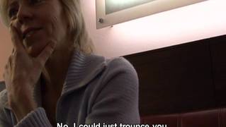 Cette magnifique milf blonde se tape un jeunot