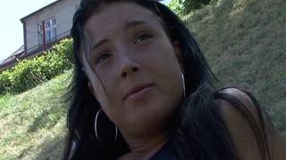 Une salope se fait baiser dehors avec son cul