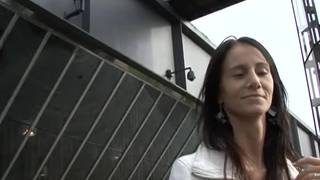 Baise dans les bois avec cette brune