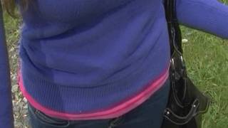 Une blonde se prostitue pour quelque billet