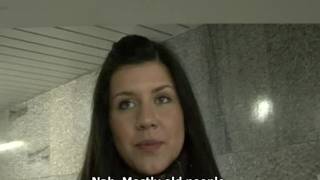 Jolie brunette qui couche pour du cash