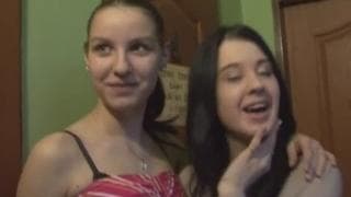 Un chanceux se tape trois jeunes dans un bar