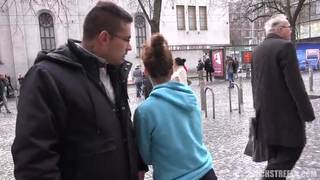 Elle se fait baiser violemment par ce mec